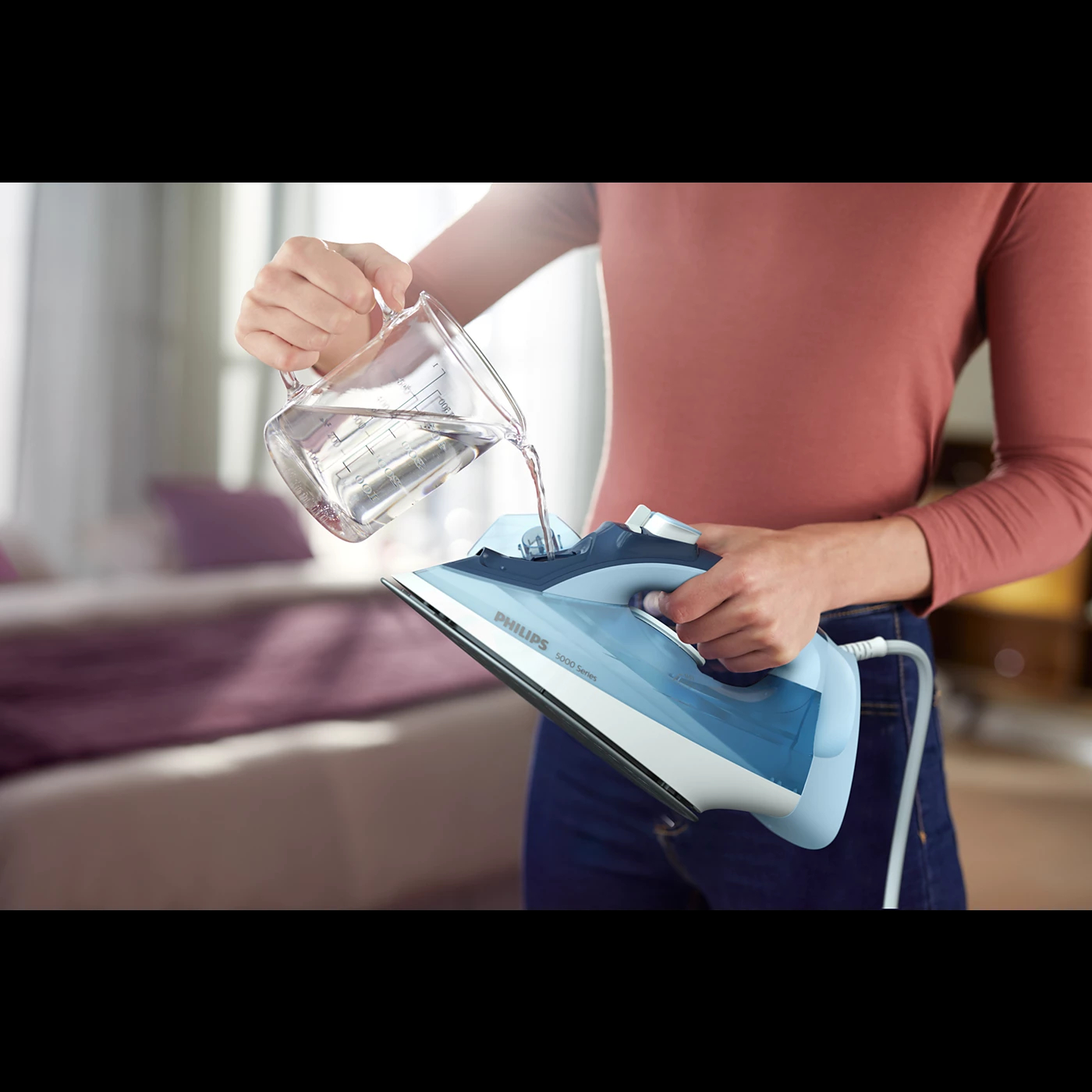 Philips DST5020/26 Steam Iron, 2400 W, 320 milliliters, Blue - Thumbnail 2